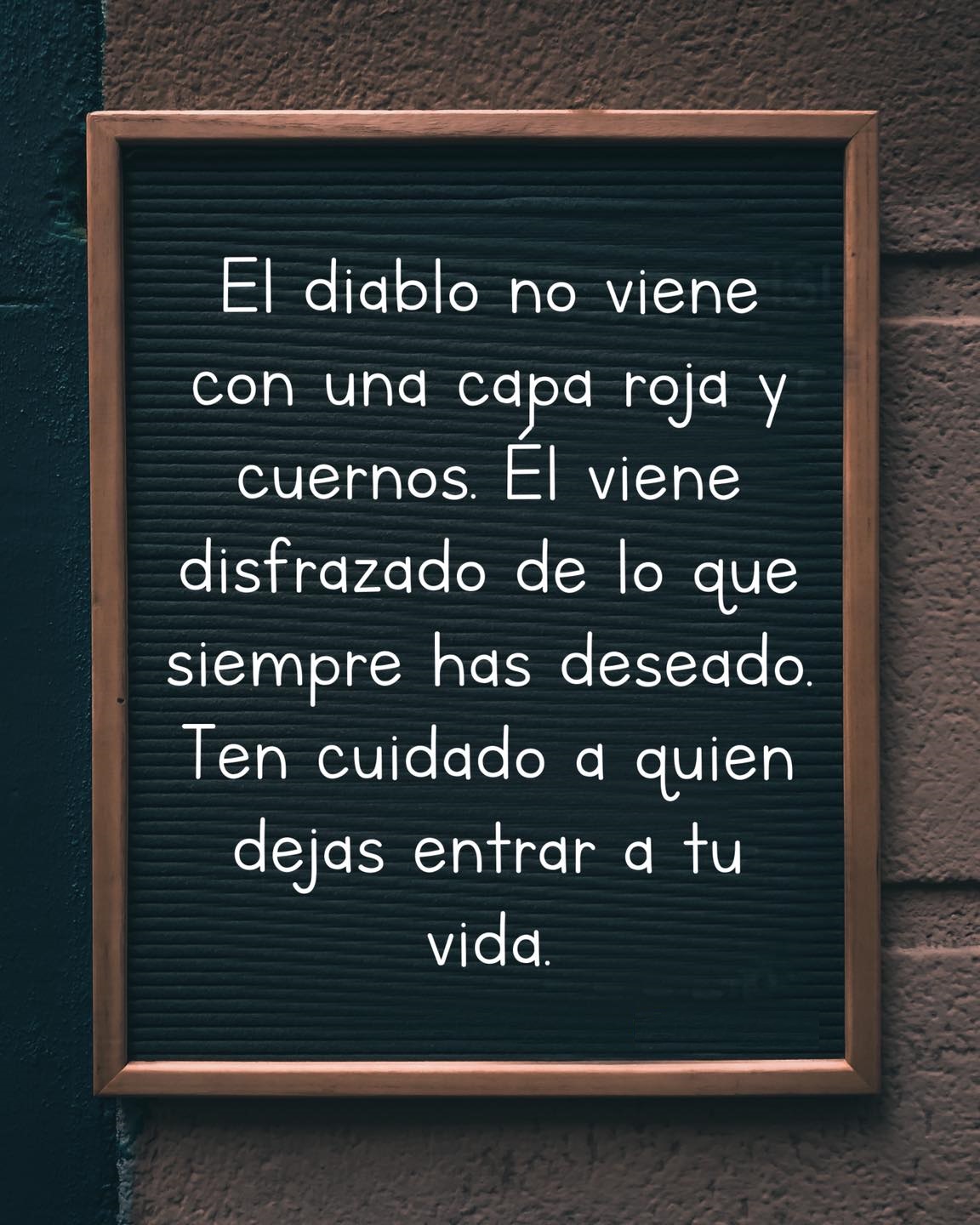 El diablo no viene con una capa roja y cuernos