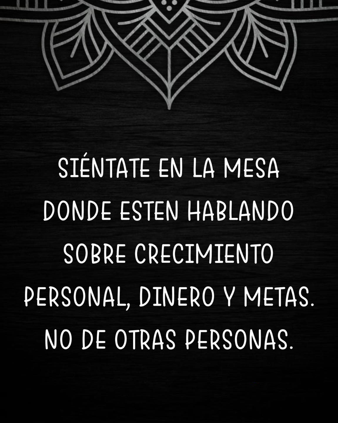 Siéntate en la mesa donde estén hablando sobre crecimiento personal, dinero y metas