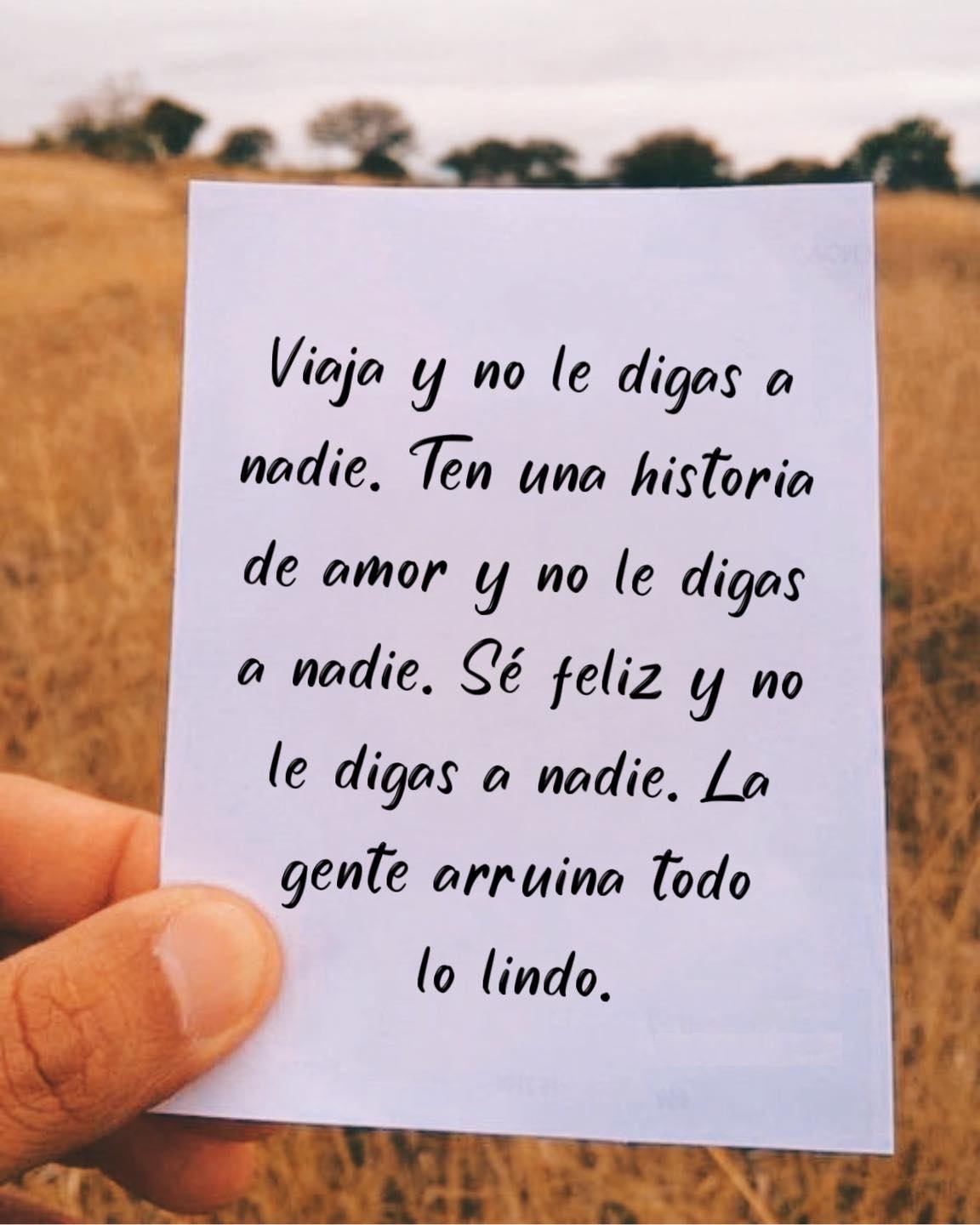 Sé feliz y no le digas a nadie. La gente arruina todo lo lindo
