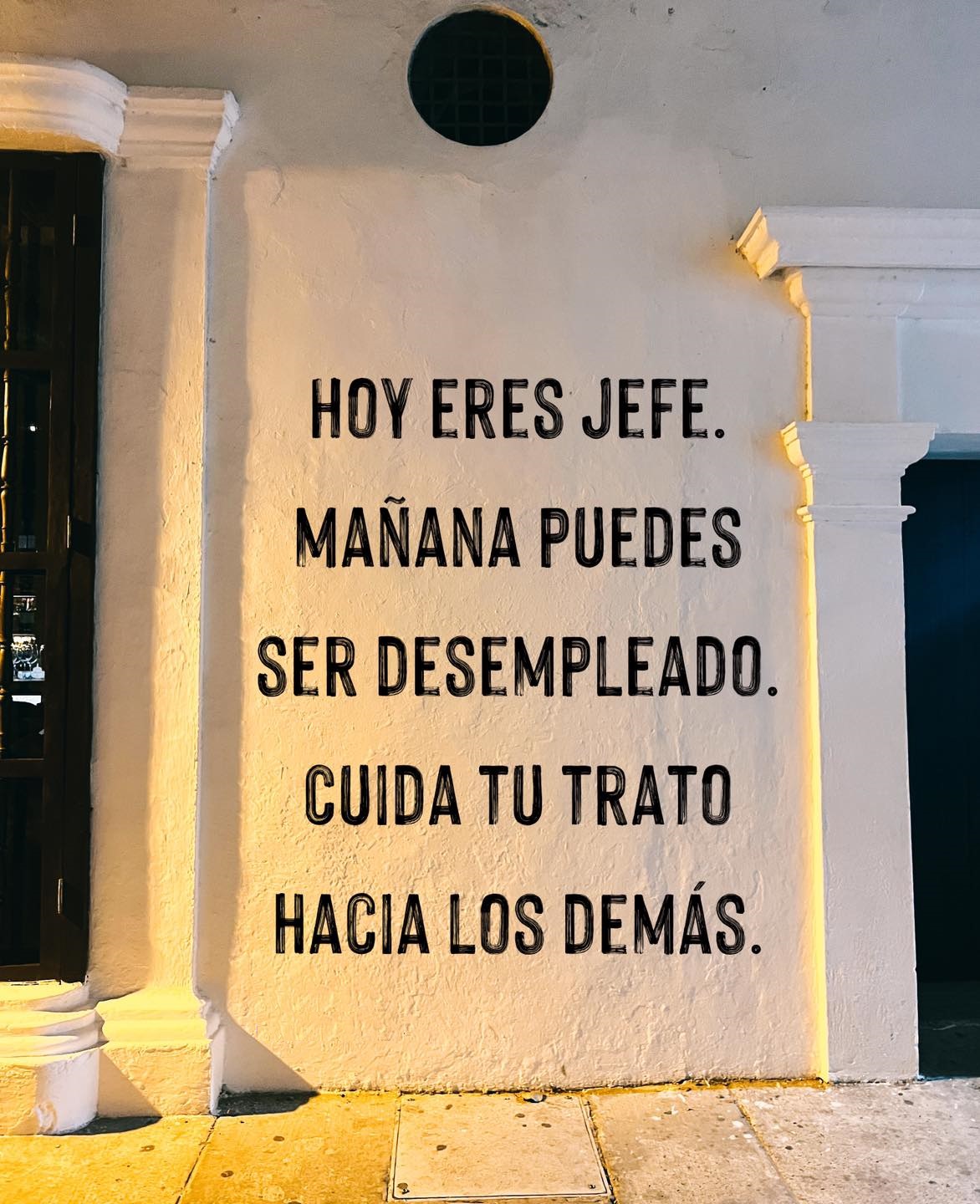 Hoy eres jefe mañana puedes ser desempleado. Cuida tu trato hacia los demás