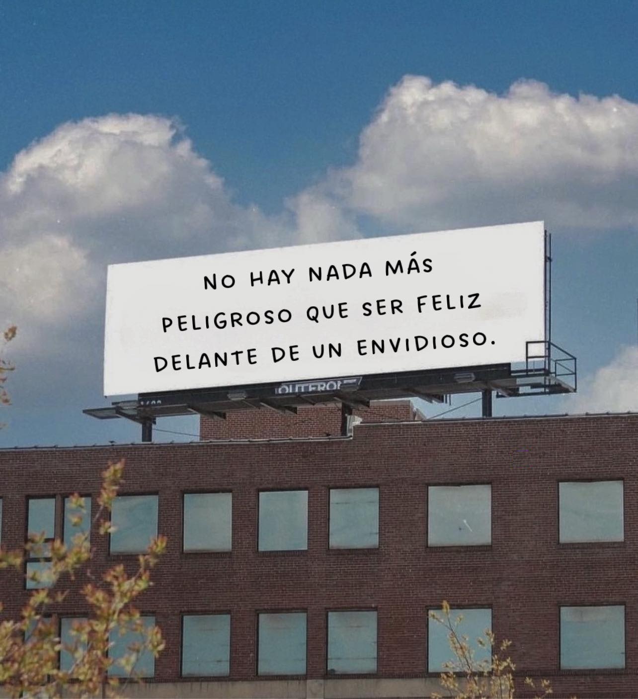 No hay nada más peligroso que ser feliz delante de un envidioso