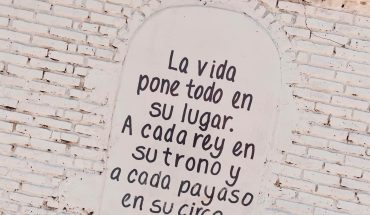 La vida pone todo en su lugar. A cada rey en su trono y a cada payaso en su circo