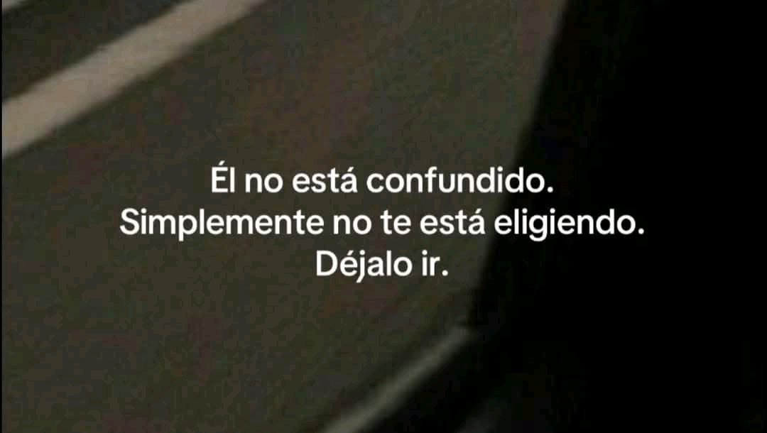 Él no está confundido. Simplemente no te esta eligiendo. Dejalo ir