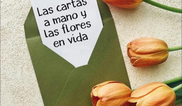 Las cartas a mano y las flores en vida