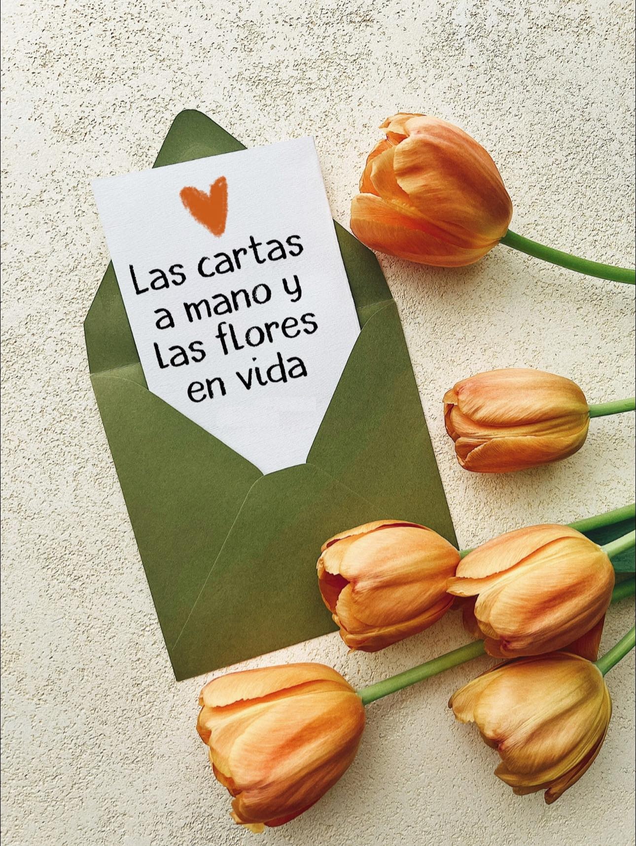 Las cartas a mano y las flores en vida