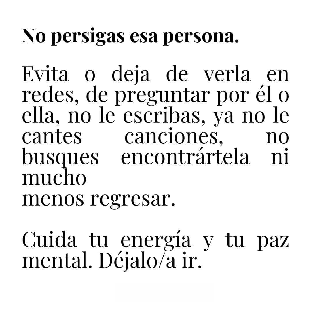 No persigas esa persona. Evita o deja de verla en redes