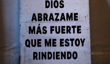 Dios abrázame más fuerte que me estoy rindiendo