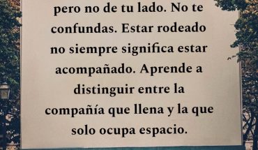 Hay mucha gente pero no de tu lado. No te confundas