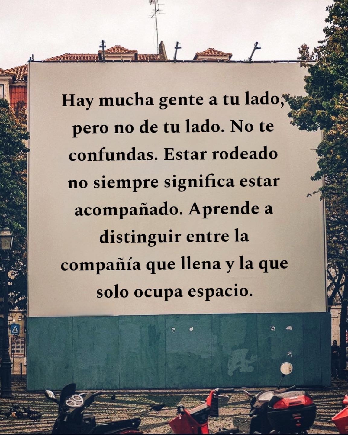 Hay mucha gente pero no de tu lado. No te confundas