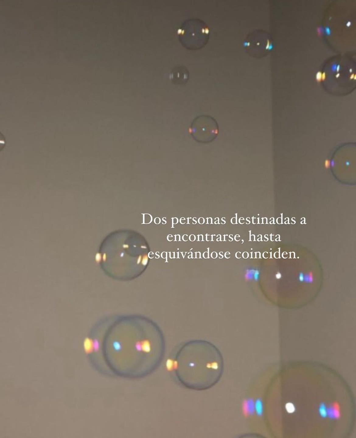 Dos persona destinadas a encontrarse, hasta esquivándose coinciden